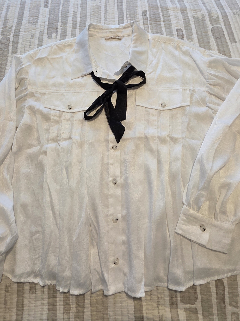 Mystree White Button-Front Blouse with Removable Black Neck Tie